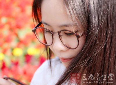 有的人在月经以前，也可能会出现乳房肿块，月经以后自然的消失