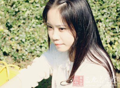 经常驼背，久而久之，压迫胸部组织，对胸部的健康造成影响