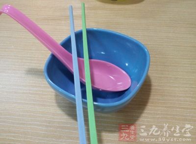 我们早已习惯了使用塑料餐盒