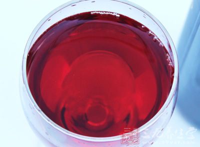 适当喝一点红葡萄酒对人的身体是有益的 适当喝一点红葡萄酒对人的身体是有益的