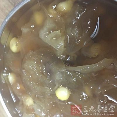 桂圆、红枣等原辅材料,分别用水淘洗干净待用 桂圆、红枣等原辅材料,分别用水淘洗干净待用