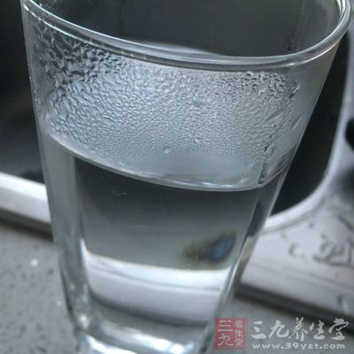 水可以幫助排除身體內(nèi)的毒素和多余的鹽