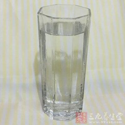 早起喝300ml水好