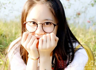 随着年龄的变化以及婚前婚后或孕育前后,女性的乳房大小会发生变化 随着年龄的变化以及婚前婚后或孕育前后,女性的乳房大小会发生变化