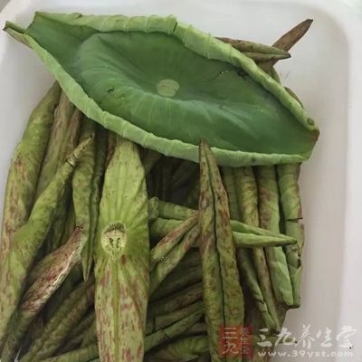 鲜荷叶30克，鲜西瓜翠衣60克