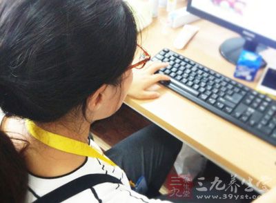 飞来飞去的繁忙工作、紧张的神经、加班和熬夜 飞来飞去的繁忙工作、紧张的神经、加班和熬夜