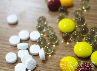 应选择口服抗雄性激素的药物