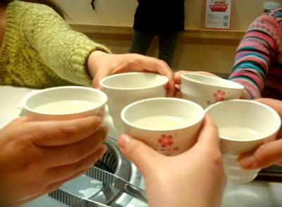 “走!一起吃午饭!”面对同事的邀约,龚巧妮婉拒,“你们去吃,我还不饿 “走!一起吃午饭!”面对同事的邀约,龚巧妮婉拒,“你们去吃,我还不饿