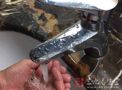 每次洗脸前,请一定要把手洗干净 每次洗脸前,请一定要把手洗干净