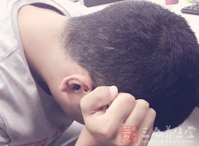 很多“过劳模”在感到好累的同时,又会为日程表没排“满”而焦虑 很多“过劳模”在感到好累的同时,又会为日程表没排“满”而焦虑