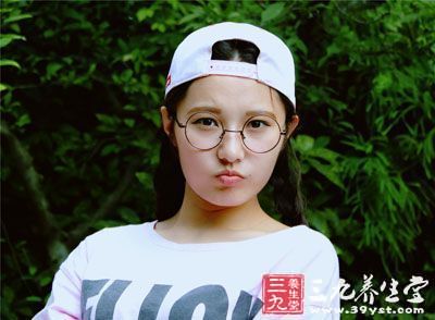 清除掉面部的油污和毛孔里的“脏东西” 清除掉面部的油污和毛孔里的“脏东西”