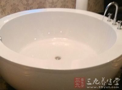 当你泡在热水中时，全身血管壁扩张