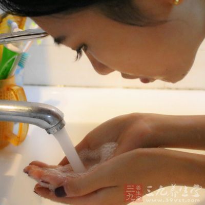 冷水洗脸更能促进肌肤的血液循环和新陈代谢