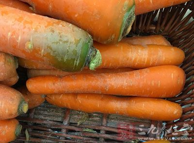 以鲜胡萝卜汁拍脸