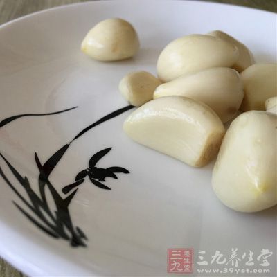 炒菜時(shí)放點(diǎn)大蒜，可以調(diào)味更可以養(yǎng)顏