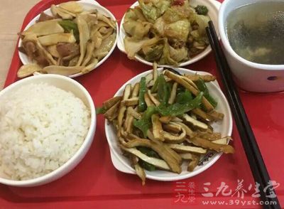 改掉暴饮暴食,食无定时的习惯,做到少吃多餐 改掉暴饮暴食,食无定时的习惯,做到少吃多餐