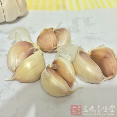 将鲜大蒜捣成糊状或块状,每日早晚擦手掌,有疗效