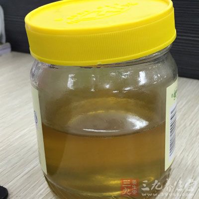 只需3汤匙量的蜂蜜，即早中晚各服1汤匙量的蜂蜜，即可消除酒精异味