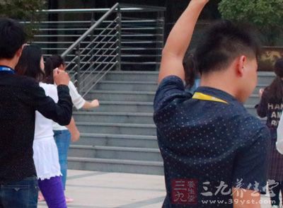 有氧搏击操中的所有动作几乎都要求腰腹保持平衡并发力 有氧搏击操中的所有动作几乎都要求腰腹保持平衡并发力