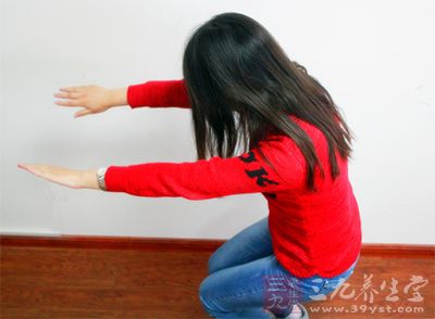 进行快速深蹲的运动 进行快速深蹲的运动