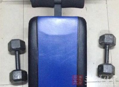 哑铃健美操减肥的基本姿态 哑铃健美操减肥的基本姿态