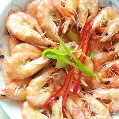 带着虾壳一起煮,虾壳变了颜色就可以了 带着虾壳一起煮,虾壳变了颜色就可以了