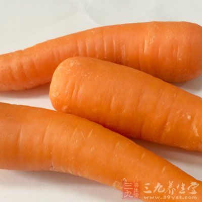 胡萝卜含有的胡萝卜素在体内可转化为维生素A，维生素A有防癌抗癌作用
