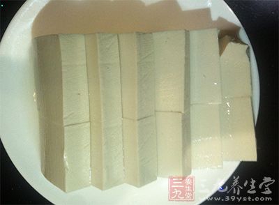 将魔芋豆腐切片，在盐水中煮2?3分钟后捞出