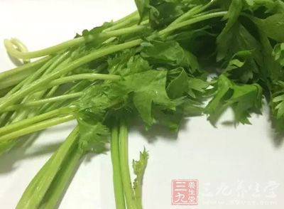 在芹菜中每百克就含有铁8.2毫克