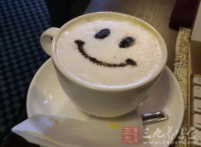 晨喝一杯咖啡，除了提神，还有助于缓解水肿