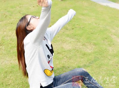 双手伸向左侧,直至大限度,再向下转动 双手伸向左侧,直至大限度,再向下转动