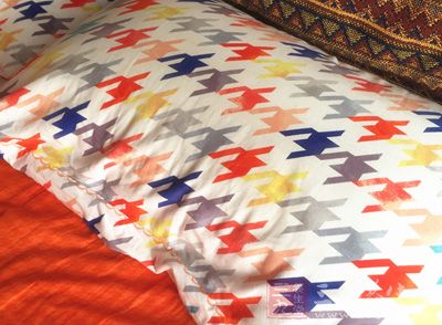 把枕头放在头前的地上 把枕头放在头前的地上