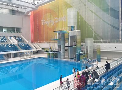 以大跨步横穿游泳池 以大跨步横穿游泳池