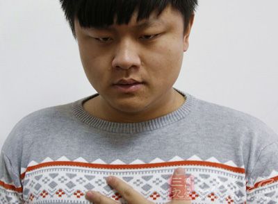 两足分开同肩宽站立,两手叉腰,眼睛平视,颈肩部肌肉放松,自然呼吸 两足分开同肩宽站立,两手叉腰,眼睛平视,颈肩部肌肉放松,自然呼吸