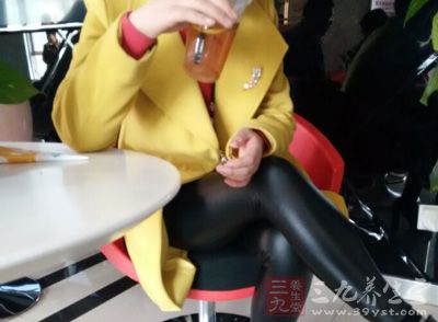 上班经常坐着,游泳圈越来越大,从此告别了修身的上装 上班经常坐着,游泳圈越来越大,从此告别了修身的上装