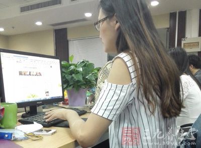 美女上班压力大,经常熬夜、生活规律极不正常 美女上班压力大,经常熬夜、生活规律极不正常