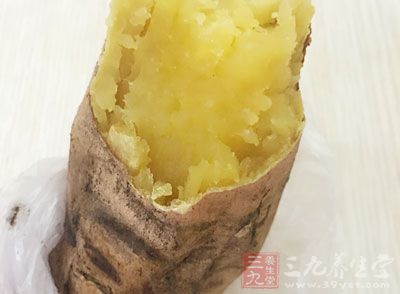 红薯皮含碱过多，人体食用过多容易导致肠胃消化不良。