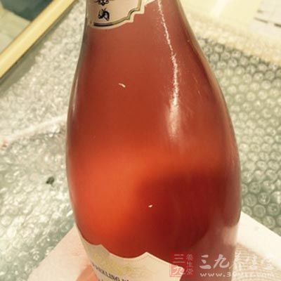 苹果酒中含有丰富的果酸、氨基酸和钙、镁等矿物质