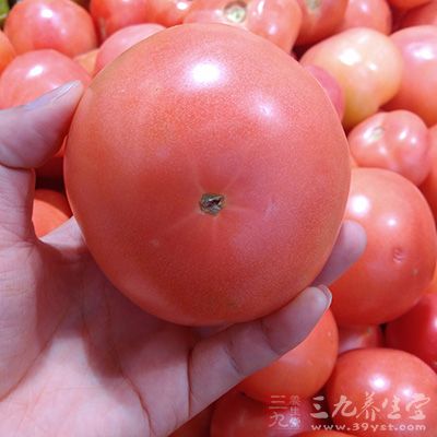 将西红柿洗净当水果吃