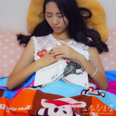 且经常于睡眠时出现