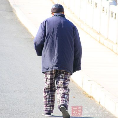 跑和跳可使肠管受到振荡，促进蠕动