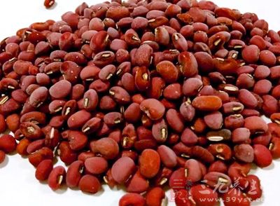 红豆中除了含有丰富的钾之外，其外皮中所含的皂角苷也有很强的利尿作用