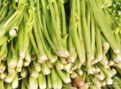 芹菜400克,大枣100克 芹菜400克,大枣100克