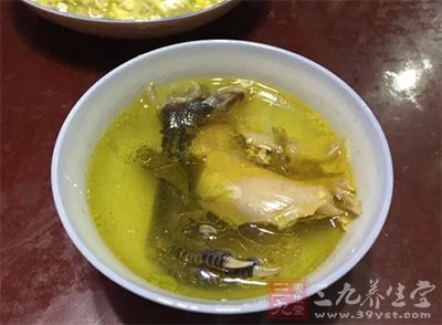 乌鸡除内脏，洗净入锅