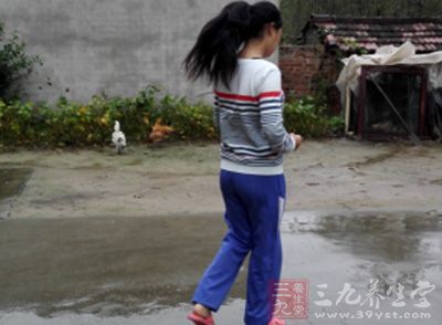 穿高跟鞋、跑步时跌倒等都可能导致脚踝扭伤 穿高跟鞋、跑步时跌倒等都可能导致脚踝扭伤