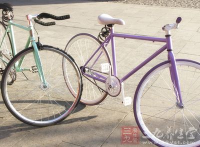 在有氧器械上畅快淋漓地出出汗 在有氧器械上畅快淋漓地出出汗