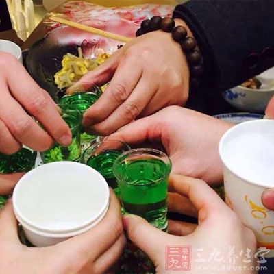 饮酒过多就会加重听力的负担