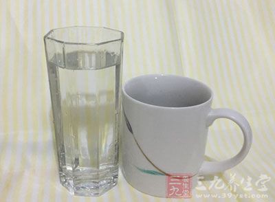 适量喝水能让牙龈保持湿润