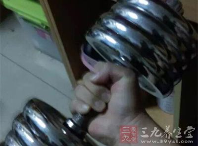 推举:主要练三角肌前束、中束和后束 推举:主要练三角肌前束、中束和后束