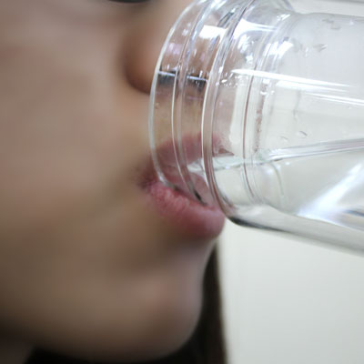 所以这时候要注意的就是千万别喝凉水 所以这时候要注意的就是千万别喝凉水